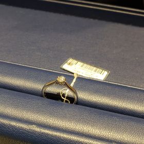 【銀座ダイヤモンドシライシの口コミ】 背が低く指の細い彼女にも似合う王道でシンプルなデザインを希望していま…