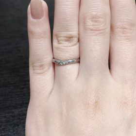 【アイプリモ(I-PRIMO)の口コミ】 定番のストレートの指輪のイメージがありましたが、V字をつけてみると指が…