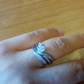 【D&D 144の口コミ】 結婚指輪は、シンプルなデザインのわりに、全体的なカーブや石のデザイン…