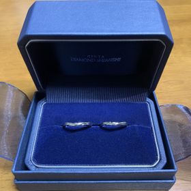 【銀座ダイヤモンドシライシの口コミ】 婚約指輪がV字だったので、実際に重ねづけしてみて喧嘩しないラインにしま…