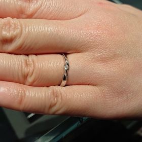 【エクセルコダイヤモンド(EXELCO DIAMOND)の口コミ】 デザインが立体的で気に入りました。真ん中にダイヤも入っており、綺麗で…