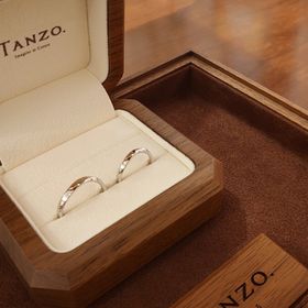【TANZO.(鍛造指輪)の口コミ】 様々なものを実際に手にとって見せてもらうことができ、オリジナルのデザ…