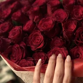 【ROYAL ASSCHER(ロイヤル・アッシャー)の口コミ】 サプライズで用意してもらいましたが、綺麗な手に映えるようにシンプルな…