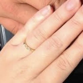 【AHKAH(アーカー)の口コミ】 結婚後もファッションリング感覚で付けれる指輪を探していました。
真ん中…