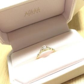 【AHKAH(アーカー)の口コミ】 デザインがとにかく可愛くて一目惚れしました。
真ん中のダイヤだけでなく…