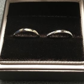 【アイプリモ(I-PRIMO)の口コミ】 Ｓ字にひねりが加わったデザインで、男性側は石なし、女性側には左右に５…