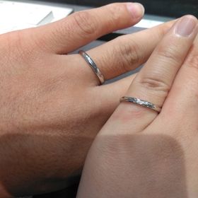 【アイプリモ(I-PRIMO)の口コミ】 女性の指輪には、ダイヤが3石入っていて、可愛いデザインです。ですが、派…