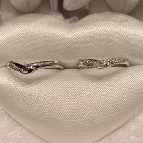 【EYE JEWELRY UMAKI(アイジュエリー ウマキ)の口コミ】 曲線が美しいV字のデザインのリングに
男性側はブラックダイヤを、女性側…