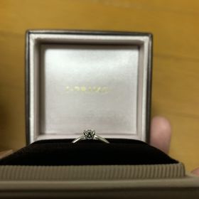 【アイプリモ(I-PRIMO)の口コミ】 デザインが1番シンプルで、ダイヤモンドも綺麗にみえましたので、購入の決…