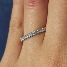 【4℃ BRIDAL(ヨンドシーブライダル)の口コミ】 リングのラインがすっきりとしておりシンプルでどんなファッションにも合…