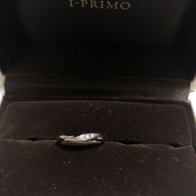 【アイプリモ(I-PRIMO)の口コミ】 指にはめていて違和感がなく滑らかなところ。あとは婚約指輪とダブル付け…