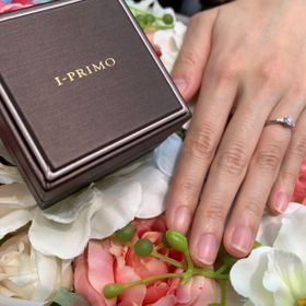 【アイプリモ(I-PRIMO)の口コミ】 メインのダイヤの両サイドに小さなダイヤが4石ついており、見た目も可愛く…