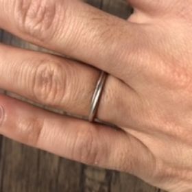 【銀座ダイヤモンドシライシの口コミ】 デザインと価格帯で決めました。
ダイヤの加減と、男性用には女性のダイヤ…