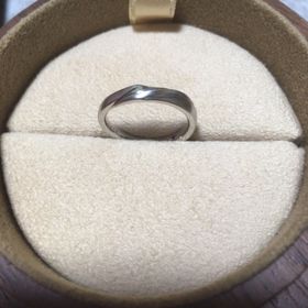 【COLANY(コラニー)の口コミ】 デザインに直角的な部分が含まれていて、丸みがメインの指輪の中に男らし…