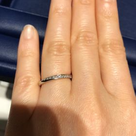 【銀座ダイヤモンドシライシの口コミ】 多くの人の特徴である「小指に向かって左下がりの指」に対して、こちらの…