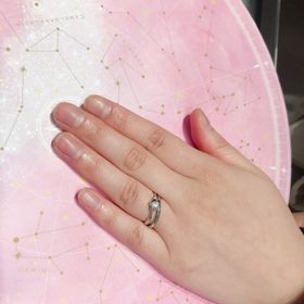 【アイプリモ(I-PRIMO)の口コミ】 婚約指輪と重ねて結婚指輪をつけたかったので、婚約指輪と同じウェーブラ…