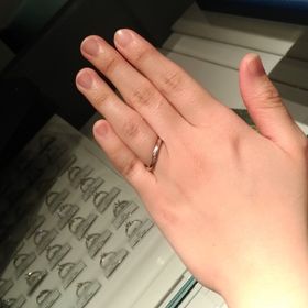 【銀座ダイヤモンドシライシの口コミ】 ウェーブラインのデザインで、真ん中に五石のメレダイヤモンドがあしらわ…