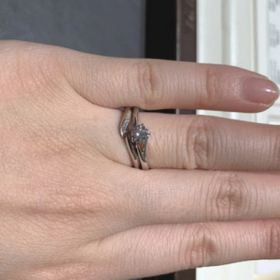 【俄(にわか)の口コミ】 単体でのデザインよりもセットで着けた際に綺麗に見えるという点を重視し…