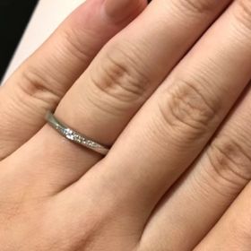 【4℃ BRIDAL(ヨンドシーブライダル)の口コミ】 ダイヤモンドが多く、かなりキラキラしてみえますが、大粒ではなく、細か…