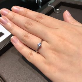 【ラザール ダイヤモンド(LAZARE DIAMOND)の口コミ】 緩やかなウェーブが素敵で、指がきれいに長く見えます。真ん中のダイヤモ…