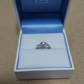 【GALA JEWELRY(ガラジュエリー)の口コミ】 もともとはダイヤが両サイドについているデザインを見せていただきました…