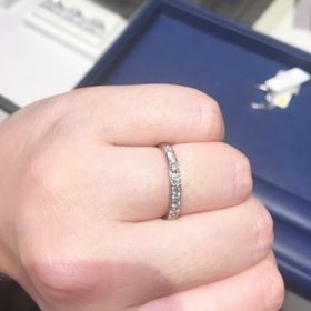 【銀座ダイヤモンドシライシの口コミ】 婚約指輪をいただかなかったため、エタニティリングを探していました。
小…