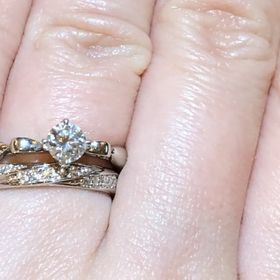 【ギンザタナカブライダル(GINZA TANAKA BRIDAL)の口コミ】 エンゲージリングがストレートタイプですが、
石座にリボンのデザインがあ…