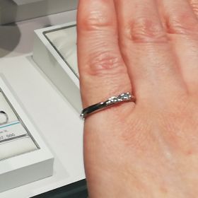 【銀座ダイヤモンドシライシの口コミ】 毎日つけるものなので、飽きのこないもの。またシンプル過ぎず、かつ華や…