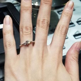 【ラザール ダイヤモンド(LAZARE DIAMOND)の口コミ】 緩やかなカーブと両側のメレダイヤのデザインが良いなと思い決めました。…