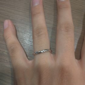 【銀座ダイヤモンドシライシの口コミ】 指輪のデザインはスターリーという種類で、曲線美が美しいと感じ購入を決…