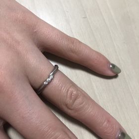 【エクセルコダイヤモンド(EXELCO DIAMOND)の口コミ】 過去、現在、未来を表す3連のダイヤモンドが美しく、職人さんの手打ちのミ…