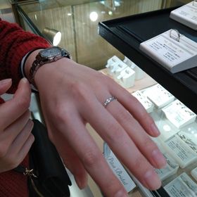 【PILOT BRIDAL(パイロットブライダル)の口コミ】 変わったデザインでキラキラしているのに惹かれて試着させてもらいました…