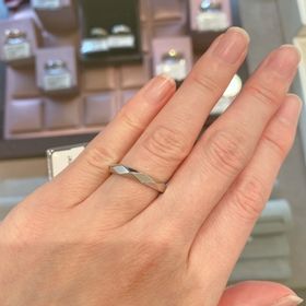 【ブシュロン(BOUCHERON)の口コミ】 デザイン性が強く、一目見て印象が強く残るデザインです。プラチナ、ピン…