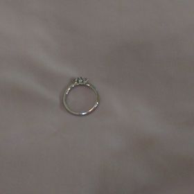 【4℃ BRIDAL(ヨンドシーブライダル)の口コミ】 この指輪の決め手は、シンプルだけどさりげなく輝く、洗練されたデザイン…