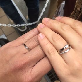 【GALA JEWELRY(ガラジュエリー)の口コミ】 滑らかにV字になったデザイン、女性のデザインはたくさんのダイヤがあしら…