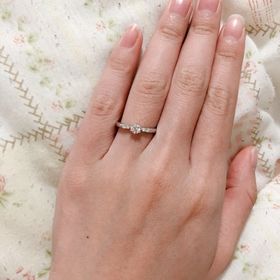 【ラザール ダイヤモンド(LAZARE DIAMOND)の口コミ】 王道のソリティアリングだと、手が大きめの私には少し物足りなく感じたた…
