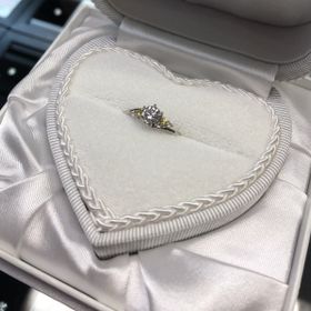 【LEHAIM(レハイム)の口コミ】 S字で指が綺麗に見えるようなデザインを探してました。
元々この指輪の枠…