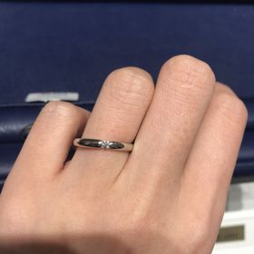 【銀座ダイヤモンドシライシの口コミ】 他のブランドでも1石タイプを試着しましたが横から光が入る様になっている…