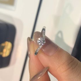 【GALA JEWELRY(ガラジュエリー)の口コミ】 指が長く綺麗に見えるV字のリングを探していたところ、スタッフの方が候補…
