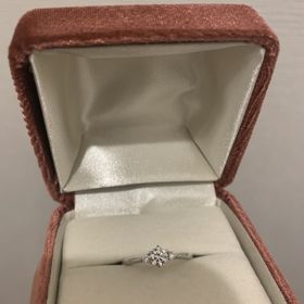 【GALA JEWELRY(ガラジュエリー)の口コミ】 デザインはリングが真っ直ぐでシンプルなもので、店員さんも長く使いやす…