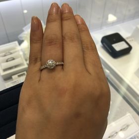 【銀座ダイヤモンドシライシの口コミ】 一石の周りを小さい宝石が囲むデザインで探していて、シライシさんではブ…