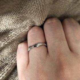 【ラザール ダイヤモンド(LAZARE DIAMOND)の口コミ】 私たちが選んだスイートアイヴィは他には無いデザインで品があり、他と比…