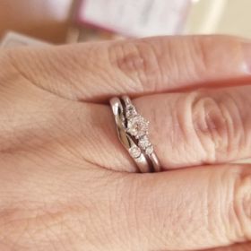 【TRECENTI(トレセンテ)の口コミ】 エンゲージリングは可愛らしい感じの装飾でダイヤモンドの存在感がありま…