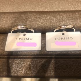 【アイプリモ(I-PRIMO)の口コミ】 少し動きがあり、指に馴染むデザインです。メレダイヤが斜めに入っており…