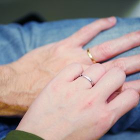 【俄(にわか)の口コミ】 華奢な形に緩やかなウェーブ、見た目が凄くタイプでした。シンプルなデザ…