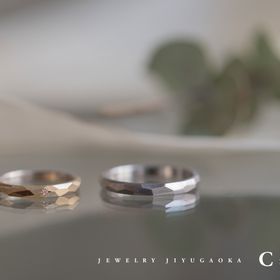 【Cayof(カヨフ)の口コミ】 スタンダードな指輪の形でなく、指輪の表面に様々な面があり毎日違った指…