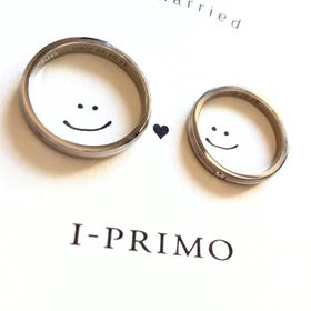 【アイプリモ(I-PRIMO)の口コミ】 ツヤ消しのデザインが入ったリングに女性用にはダイヤが一粒。二人とも普…
