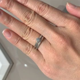 【4℃ BRIDAL(ヨンドシーブライダル)の口コミ】 シンプルで上品なデザインが気に入りました。ストレートのリングですが細…