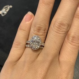 【グラフ(GRAFF)の口コミ】 グラフアイコンという新しいシリーズだそうです。大粒ダイヤを、これまた…