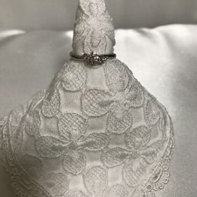 【銀座ダイヤモンドシライシの口コミ】 花の名前が付けられたのに惹かれました。
デザインもメインのストーンのサ…